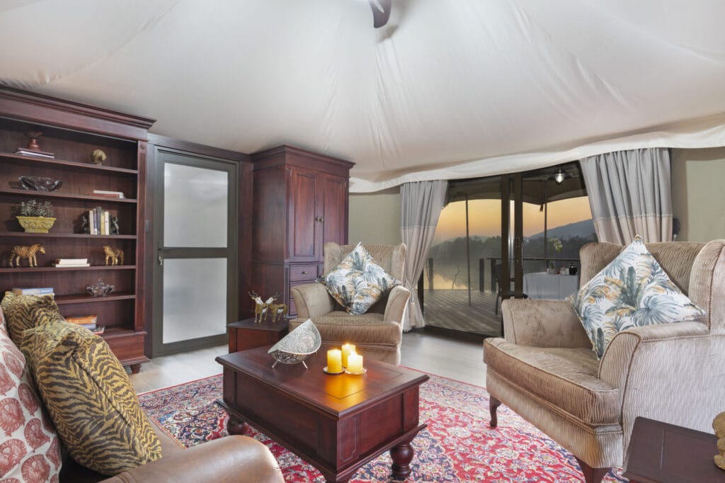 a comfortable Hippo Lakes safari tent