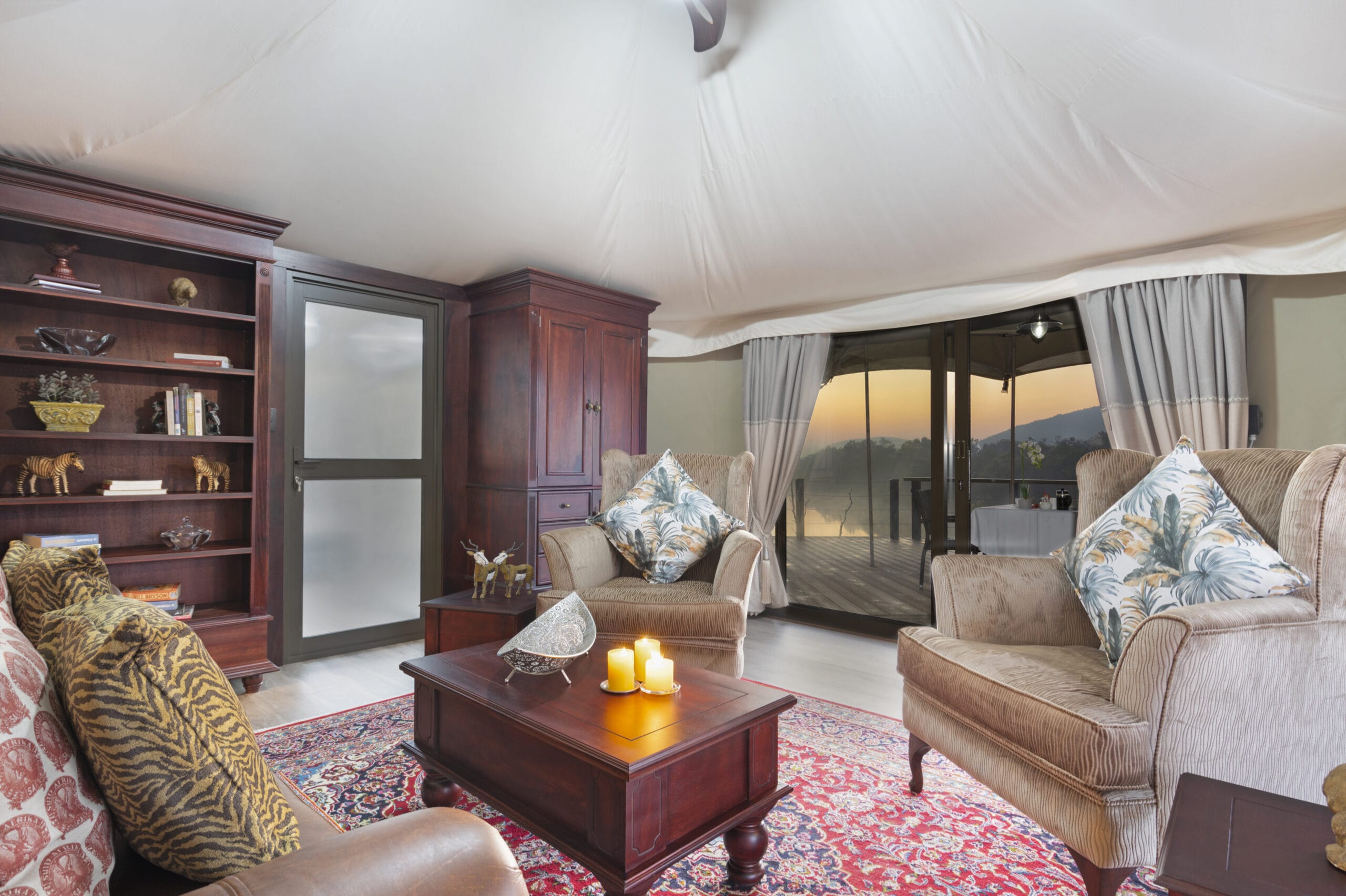 a comfortable Hippo Lakes safari tent